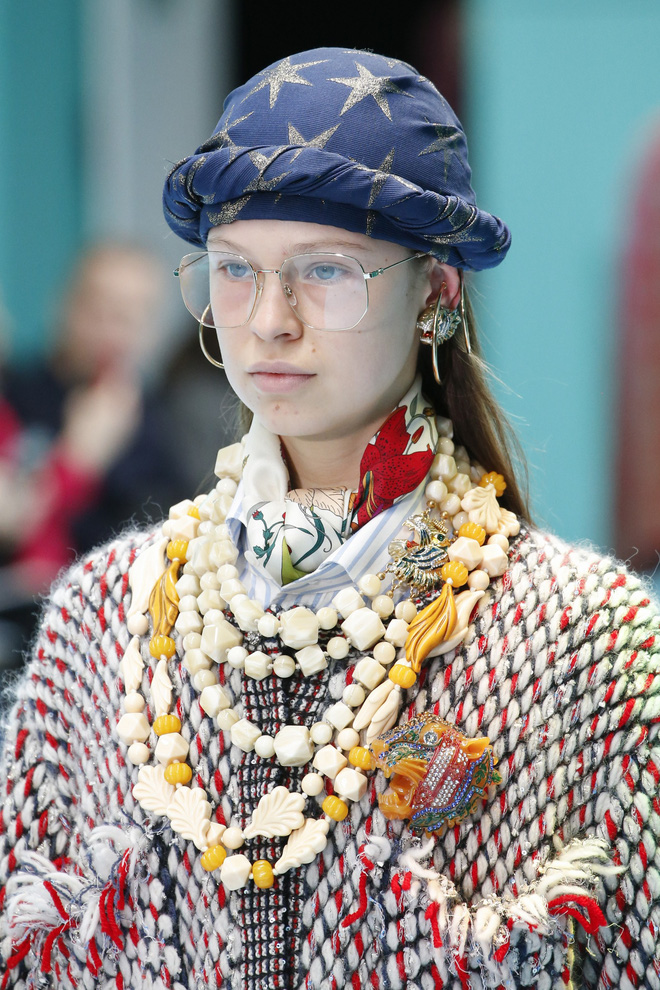 Show mới của Gucci dị quên lối về: Người mẫu ôm... thủ cấp để catwalk, kẻ lại vác nguyên con rồng